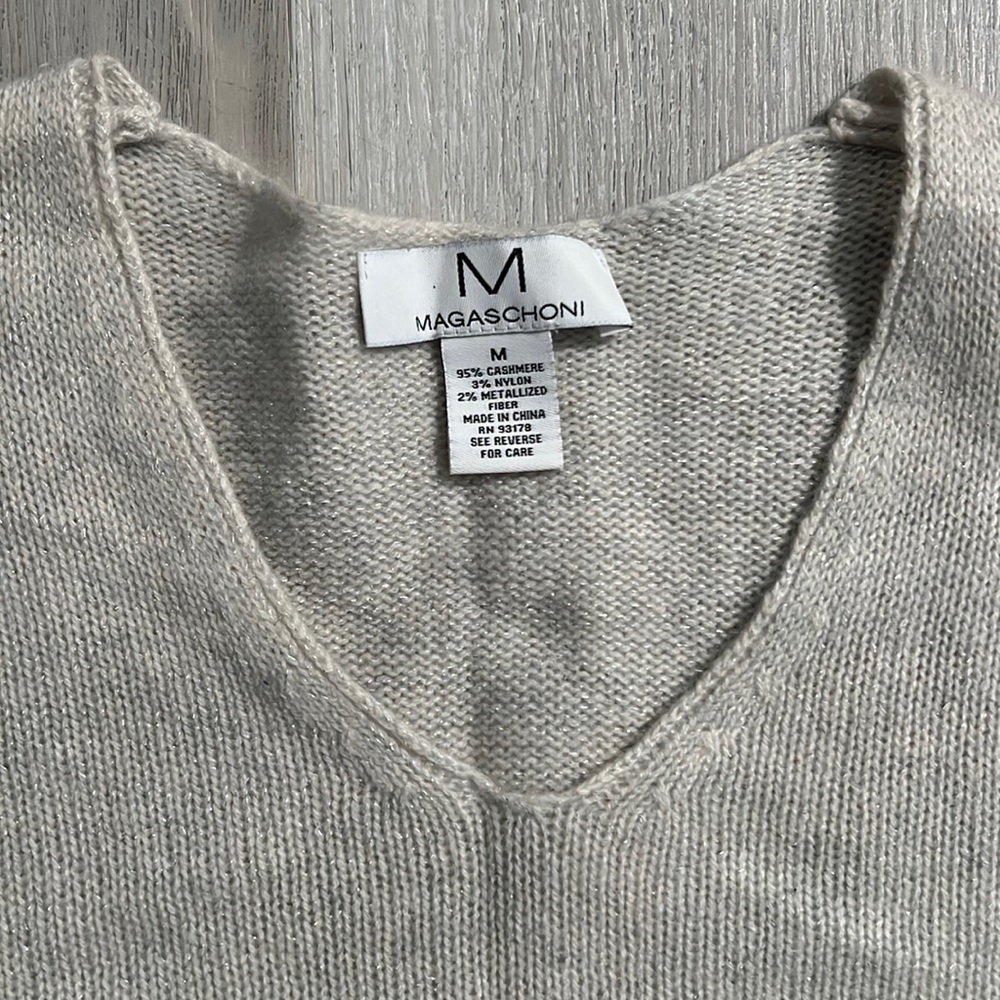 🤍Cashmere Sweater - Picture 2 of 3